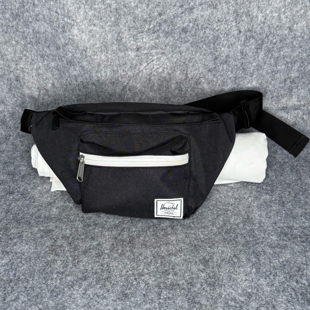 Herschel‎ Seventeen Hip Pack in Black/White